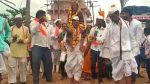 ८५ वर्षीय आईला खांद्यावर घेऊन कर्नाटकातील विठुभक्ताची पंढरपूर वारी