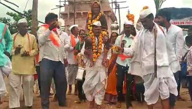 ८५ वर्षीय आईला खांद्यावर घेऊन कर्नाटकातील विठुभक्ताची पंढरपूर वारी