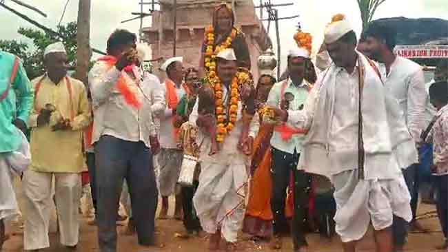 ८५ वर्षीय आईला खांद्यावर घेऊन कर्नाटकातील विठुभक्ताची पंढरपूर वारी
