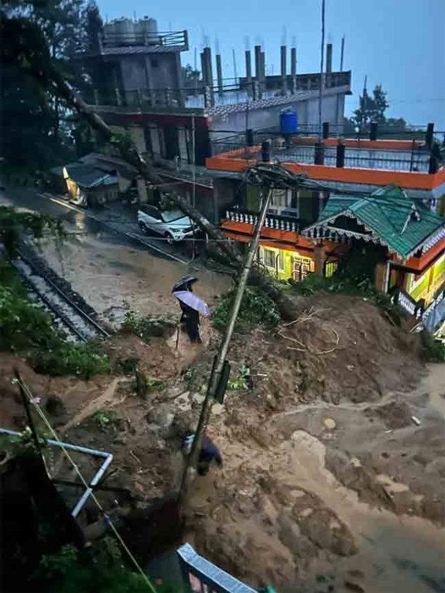 दार्जिलिंगमध्ये भूस्खलनाने हाहाकार; २३ जणांचा मृत्यू, मुख्यमंत्री ममता बॅनर्जी उत्तर बंगालच्या दौऱ्यावर