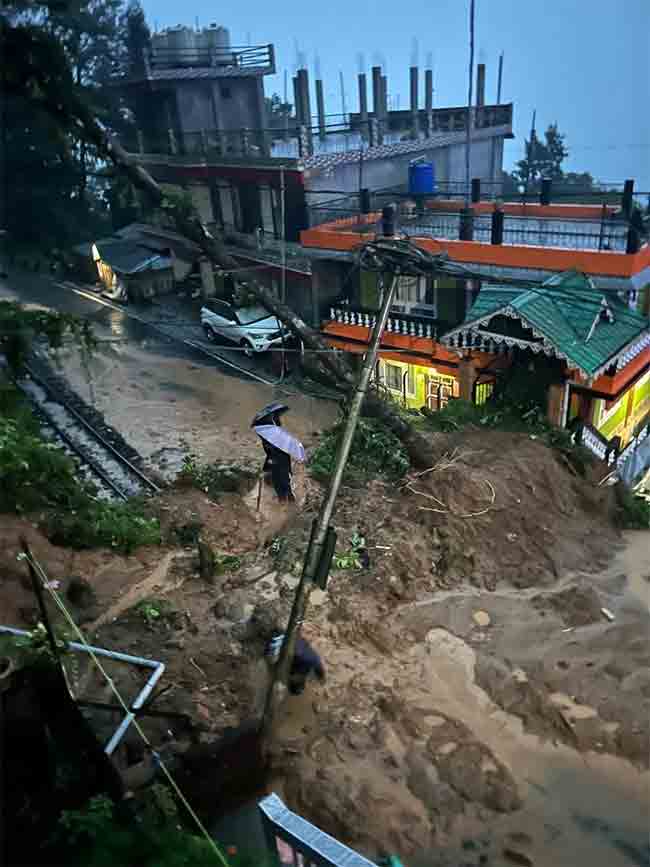 दार्जिलिंगमध्ये भूस्खलनाने हाहाकार; २३ जणांचा मृत्यू, मुख्यमंत्री ममता बॅनर्जी उत्तर बंगालच्या दौऱ्यावर