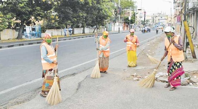 मुंबईच्या स्वच्छतेसाठी दरवर्षी झाडूंवर दीड कोटींचा खर्च!