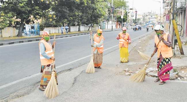 मुंबईच्या स्वच्छतेसाठी दरवर्षी झाडूंवर दीड कोटींचा खर्च!