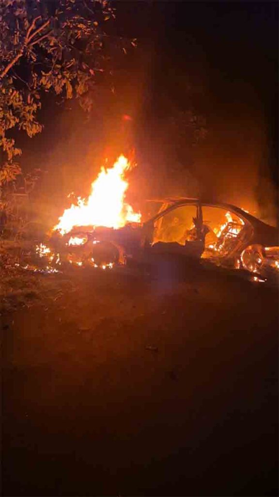 रत्नागिरी जिल्ह्यात मर्सिडीज बेंझ जळून खाक
