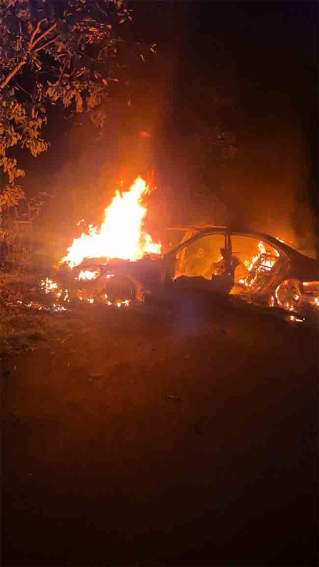 रत्नागिरी जिल्ह्यात मर्सिडीज बेंझ जळून खाक
