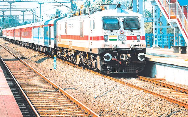रेल्वे कर्मचारी प्रवाशांना रांगेत देणार तिकीट