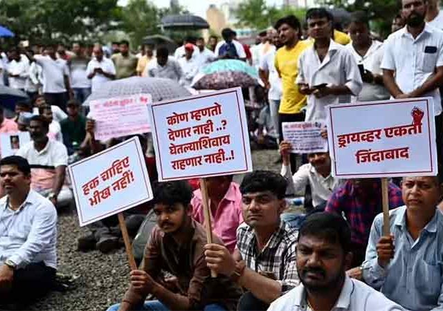 ओला, उबर चालकांचे आझाद मैदानात आंदोलन