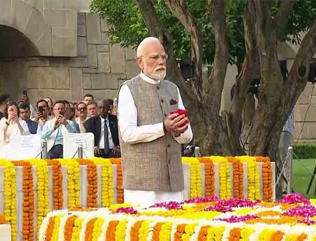 राजघाटावर पोहोचले पंतप्रधान मोदी, राष्ट्रपिता महात्मा गांधींना वाहिली श्रद्धांजली