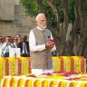 राजघाटावर पोहोचले पंतप्रधान मोदी, राष्ट्रपिता महात्मा गांधींना वाहिली श्रद्धांजली