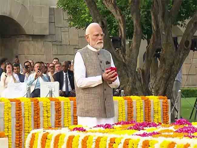 राजघाटावर पोहोचले पंतप्रधान मोदी, राष्ट्रपिता महात्मा गांधींना वाहिली श्रद्धांजली