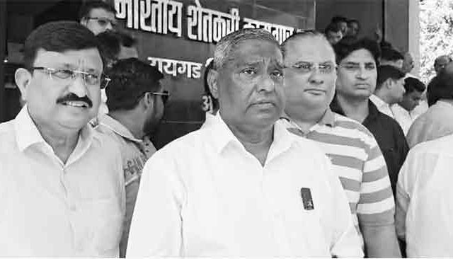 ‘स्थानिकांना प्राधान्य न दिल्यास विमान उडू देणार नाही’