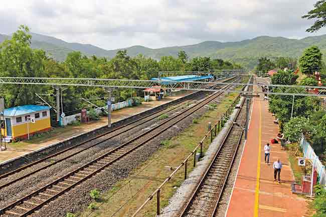कोकण रेल्वेचे फलाट अन् अपघातांची घंटा