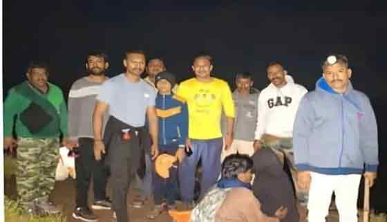 मधमाश्यांच्या हल्ल्यामुळे पर्यटक तरुणी ४० फूट खोल दरीत कोसळली