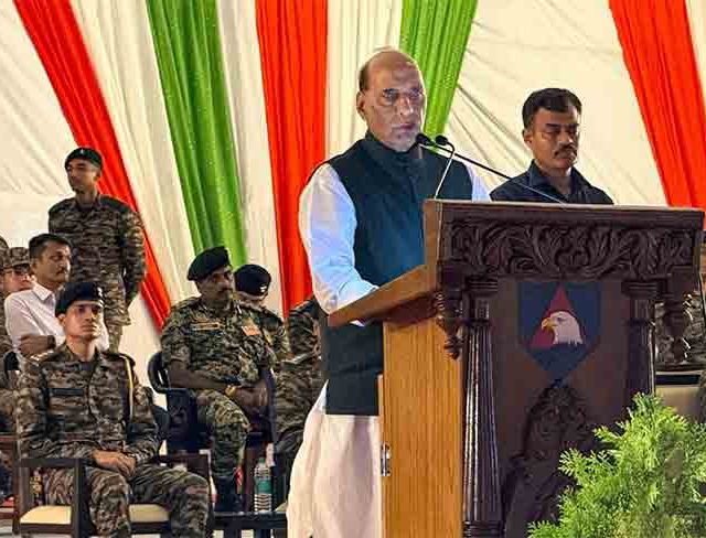 पाकिस्तानला संरक्षणमंत्र्यांचा निर्वाणीचा इशारा, कराचीचा रस्ता इथूनच जातो म्हणाले राजनाथ सिंह