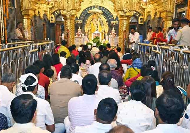 दिवाळीनिमित्त साईबाबांना पाच कोटींच्या अलंकारांनी सजवले