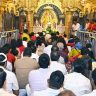 दिवाळीनिमित्त साईबाबांना पाच कोटींच्या अलंकारांनी सजवले