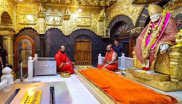 नाव न सांगता साईबाबा चरणी 