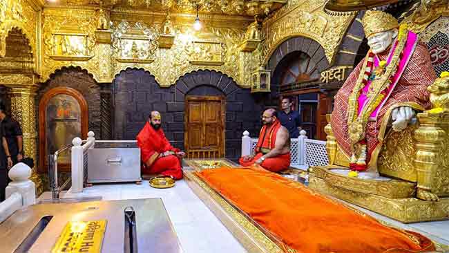 नाव न सांगता साईबाबा चरणी “इतक्या” कोटींचा सोन्याचा हार अर्पण…