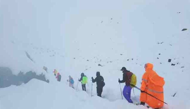 माउंट एव्हरेस्टला हिमवादळाचा तडाखा; १००० गिर्यारोहक अडकले, बचावकार्य सुरू