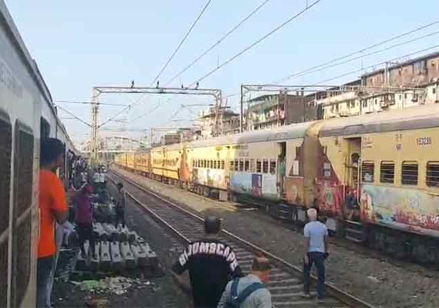 विरार–डहाणू रेल्वे मार्गावर विद्युत पुरवठा खंडित; लोकल थांबल्याने प्रवाशांची गैरसोय