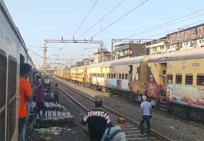 विरार–डहाणू रेल्वे मार्गावर विद्युत पुरवठा खंडित; लोकल थांबल्याने प्रवाशांची गैरसोय