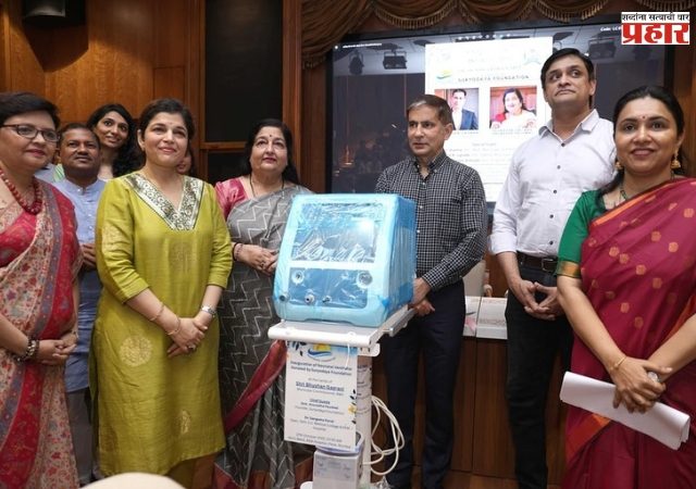 प्रसिद्ध गायिका अनुराधा पौडवाल यांनी केईएम रुग्णालयाला दिले व्हेंटिलेटर दान!