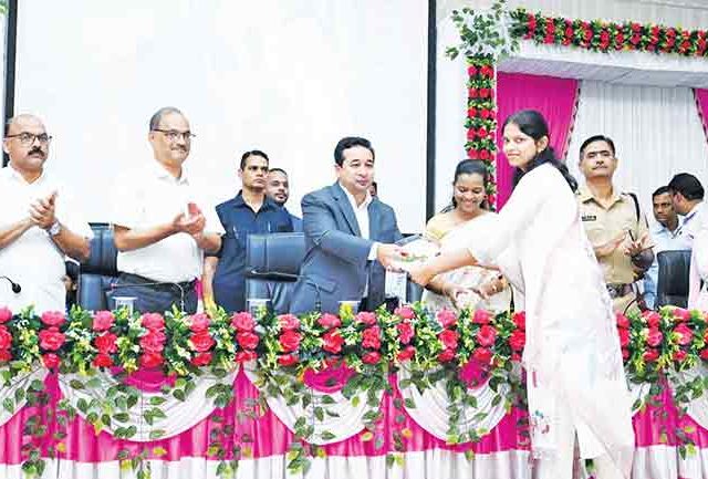 सिंधुदुर्गचे पालकमंत्री नितेश राणे यांच्या हस्ते नियुक्तीपत्रे