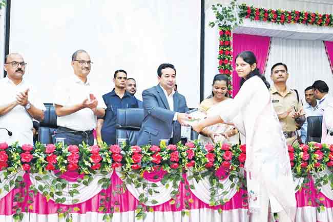 सिंधुदुर्गचे पालकमंत्री नितेश राणे यांच्या हस्ते नियुक्तीपत्रे