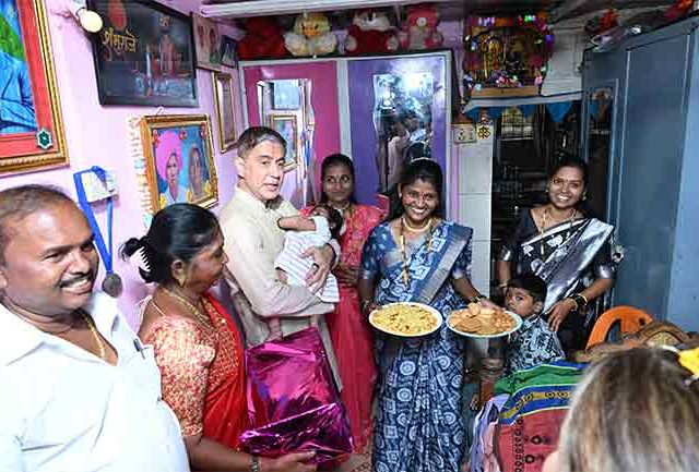 महापालिका आयुक्त थेट घरीच पोहोचले आणि त्यांच्यात यंदाच्या दिवाळीत आनंदाची लहर उमटली