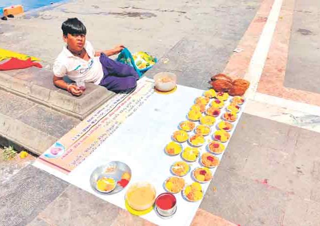 श्रीमंतांची दिवाळी, गरिबाचं दिवाळं!