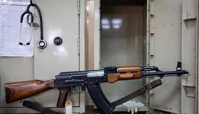डॉक्टर होता की कसाई, लॉकरमध्ये सापडली एके-४७ रायफल