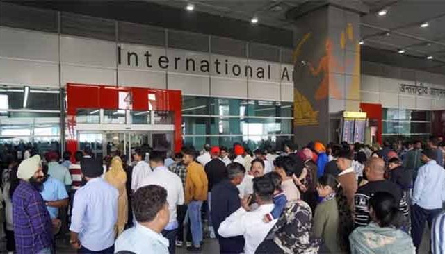 तांत्रिक बिघाडामुळे दिल्लीचे 'एटीसी' कोलमडले! दिल्लीच्या एटीसी बिघाडाचा फटका मुंबईला!