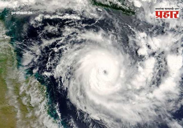 Cyclone Ditwah : दक्षिण भारतासाठी रेड अलर्ट! श्रीलंकेत हाहाकार माजवल्यानंतर 'डिटवा' चक्रीवादळ दक्षिण भारताकडे; वादळी वाऱ्यासह धो-धो पाऊस सुरू