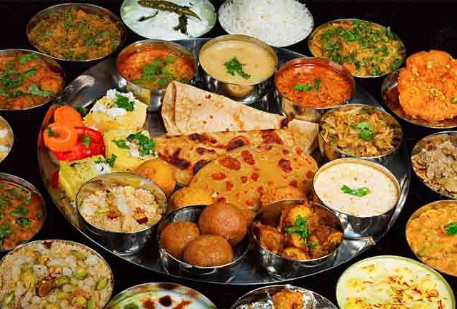 खवय्ये व सर्वसामान्यांसाठी सुखद बातमी: ऑक्टोबरमध्ये शाकाहारी व मांसाहारी थाळीच्या किंमती ऑक्टोबर महिन्यात भरपूर घसरल्या