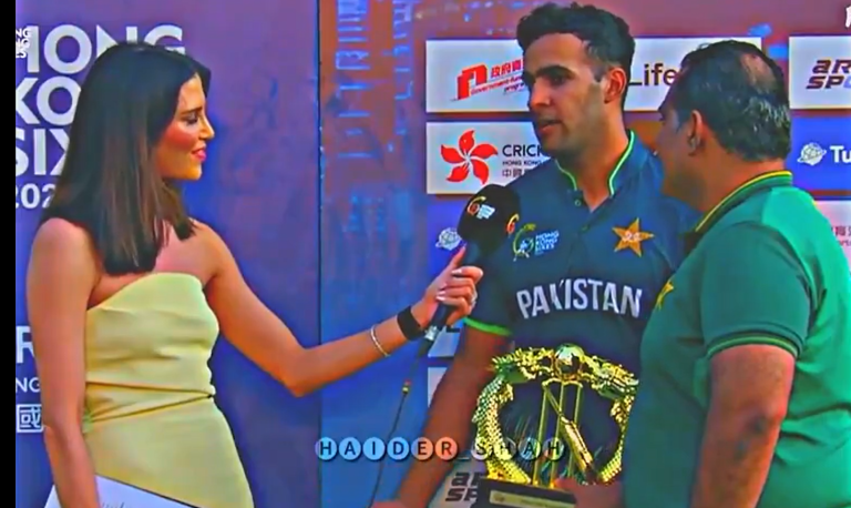 पाकिस्तानच्या खेळाडूंनी मारले इंग्रजीचे षटकार