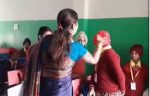शिक्षिकेची विद्यार्थ्यांना बेदम मारहाण ; व्हिडीओ व्हायरल