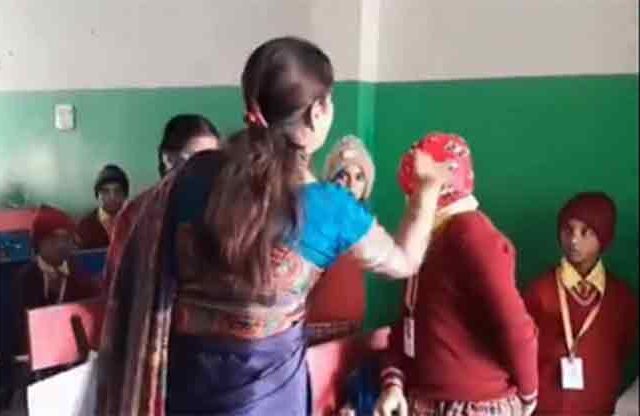 शिक्षिकेची विद्यार्थ्यांना बेदम मारहाण ; व्हिडीओ व्हायरल