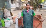 पुण्यातील कचरावेचक कामगार अंजू माने यांनी १० लाखांची बॅग परत करून दिला मानवतेचा संदेश
