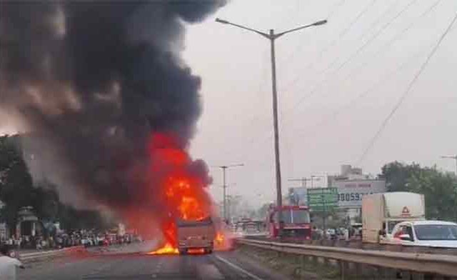 नवले पुलावर भीषण अपघात, तीन वाहनांनी घेतला पेट, पाच जणांचा मृत्यू!