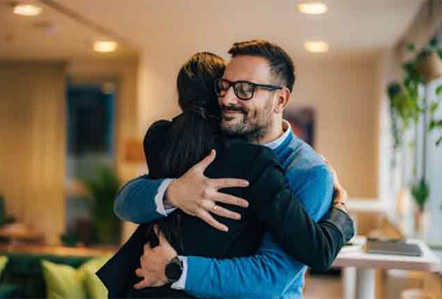 मिठी मारण्याचा बिझनेस! फक्त ५ मिनिटांसाठी ६०० रुपये!