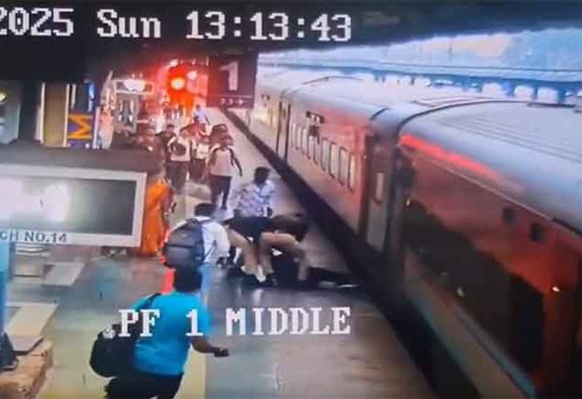 लोणावळा स्टेशनवर RPF जवानांचे धाडस; प्रवासी थोडक्यात बचावला
