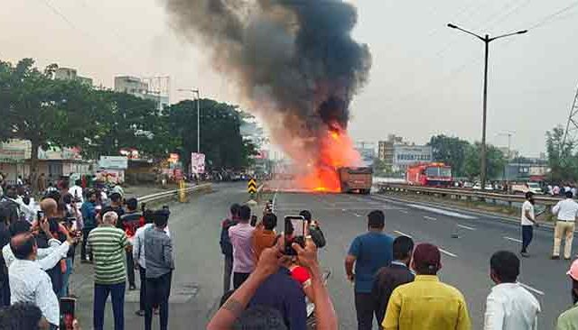 नवले पुलावरील अपघातानंतर ‘लूटमारी’चा व्हिडिओ व्हायरल ; नागरिकांमध्ये संतापाची लाट!
