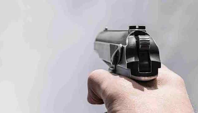 मुंबईतील चारकोप परिसरात दिवसाढवळ्या गोळीबार, एक जण गंभीर जखमी