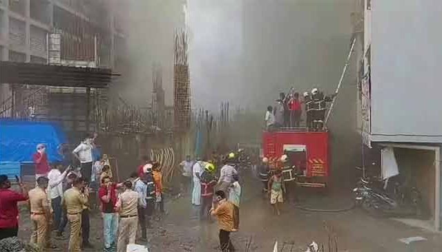 मुंबईतील दहिसरमध्ये मोठी आग, अग्निशमन दलाच्या तत्परतेमुळे धोका टळला !