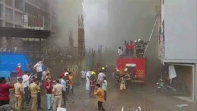 मुंबईतील दहिसरमध्ये मोठी आग, अग्निशमन दलाच्या तत्परतेमुळे धोका टळला !