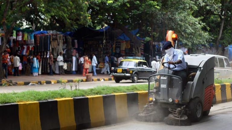 रस्त्यांच्या नियमित स्वच्छतेसाठी रस्ते दत्तक उपक्रम महापालिका राबवणार, कनिष्ठ पर्यवेक्षकांवर दोन ते तीन रस्त्यांची जबाबदारी सोपवणार