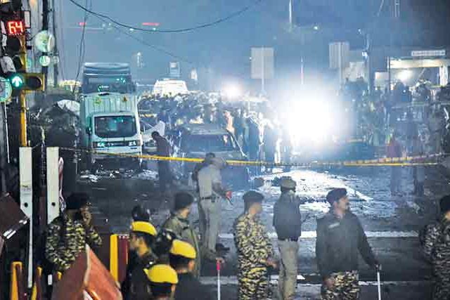 दिल्ली स्फोटात १३ जणांचा मृत्यू