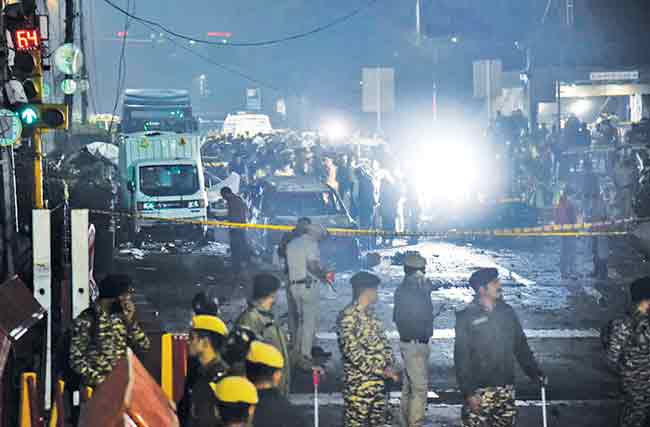 दिल्ली स्फोटात १३ जणांचा मृत्यू