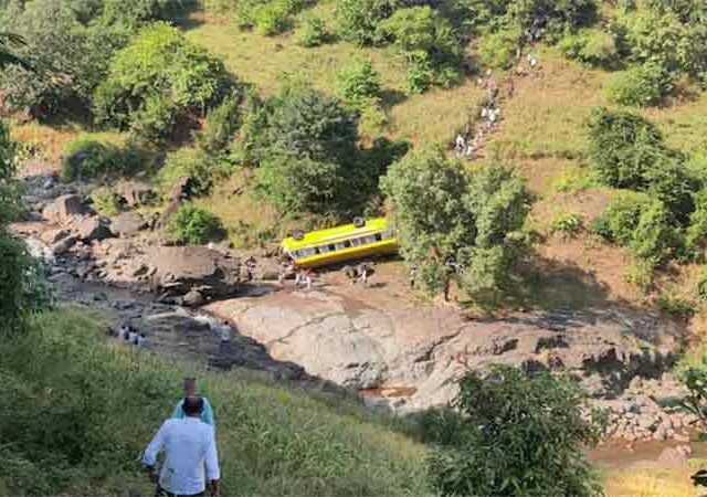 शाळेची बस दरीत कोसळली, एकाचा मृत्यू आणि अनेक जखमी