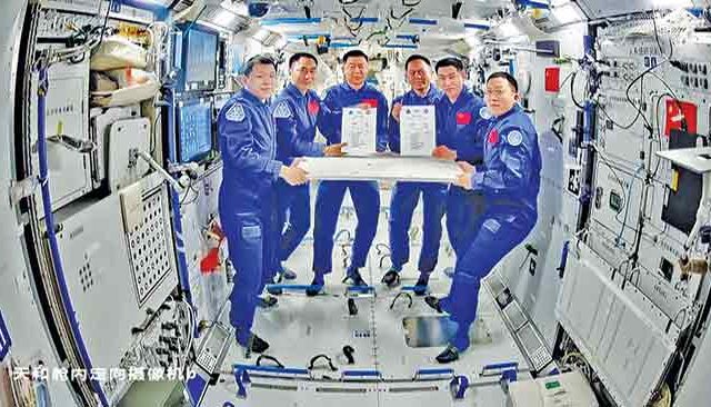 चीनचे अंतराळवीर अवकाश स्थानकात अडकले
